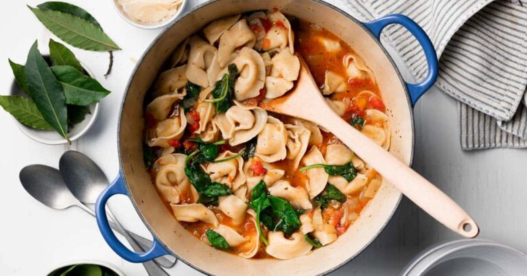 Sopa de tortellini con espinacas