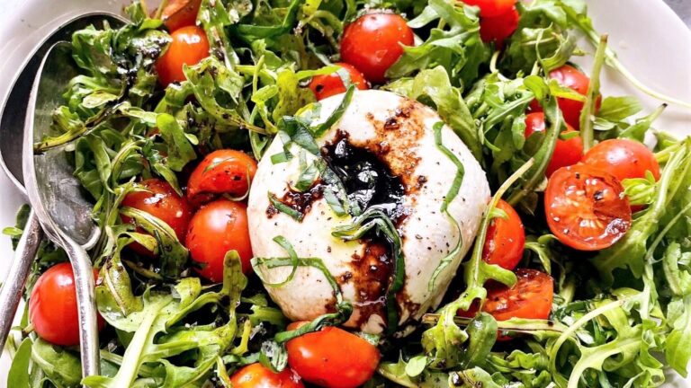 Ensalada de Rúcula con Burrata y Vinagreta Balsámica