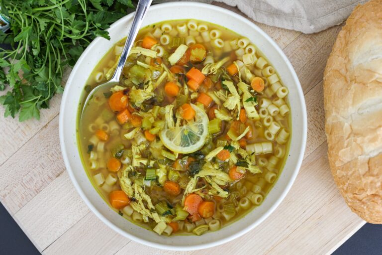 Sopa de Pollo con Limón