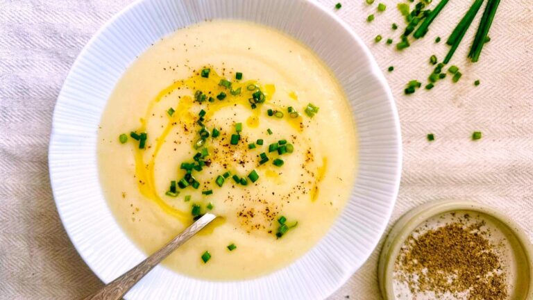 Sopa cremosa de coliflor, puerro y patata