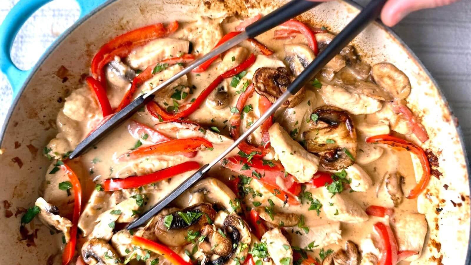 Pollo con Champiñones y Pimientos