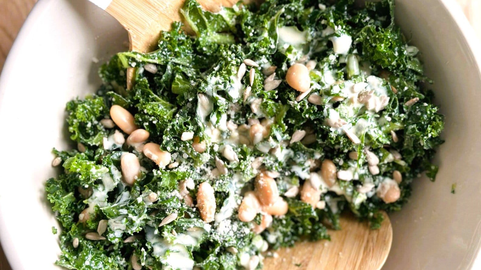 Ensalada Fácil de Kale y Frijoles Cannellini con Limón
