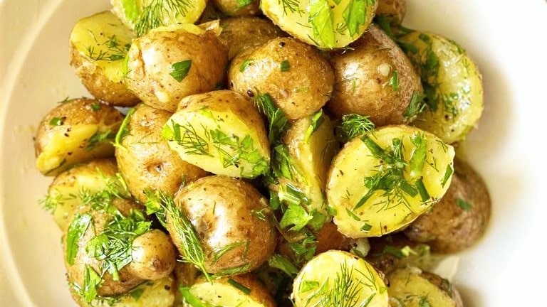 Ensalada de Papas Vegana con Hierbas (Sin Mayonesa)
