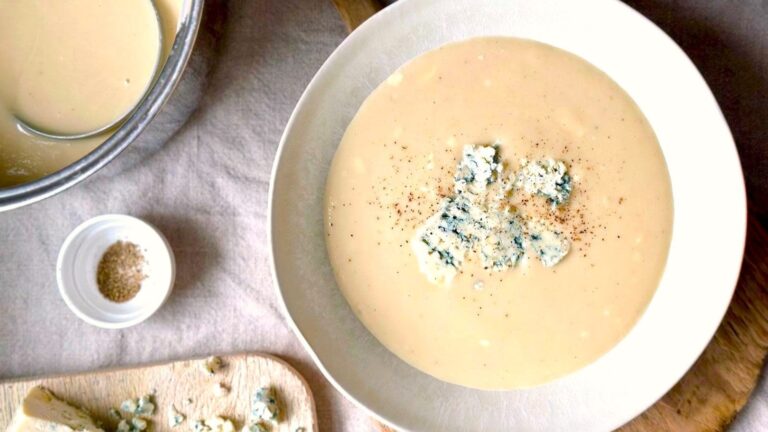 Sopa de coliflor y queso azul